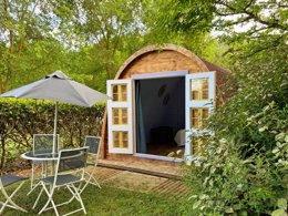 Camping Pas Cher vous présente avec son site Officiel campingpascher.fr, le Camping Sites Et Paysages - Le Moulin classé 4 étoiles, situé sur la commune de Martres Tolosane dans le département Haute-garonne (Midi Pyrénées) en France. Le camping Sites Et Paysages - Le Moulin, vous présente un hébergement de type hébergement insolite de 11 m². Le camping Sites Et Paysages - Le Moulin vous propose du dimanche 08 novembre au dimanche 15 novembre 2026, en promotion à -20% pour 7 nuits à 209,60 € au lieu de 262,0 € soit une Économie de 52,40 €. Cette location propose 46 dates différentes pour réserver votre séjour. Découvrez également les 5 autres gammes d'hébergements du camping. Les Avis clients pour le Camping Sites Et Paysages - Le Moulin sont excellents avec une note moyenne de 8 sur 10. Lac, Bassin enfant, Piscine extérieure, Animation ados, Animation enfants, Animations familiales, Aire de jeux enfants, Baby-foot, Canoë-kayak, Centre équestre, Court de tennis, Cyclisme, Golf, Parcours sportif, Ping-pong, Planche à voile, Pétanque, Randonnée, Salle de fitness, Salle de jeux vidéo, Structure gonflable enfants, Terrain de basketball, Terrain de football, Terrain de volley-ball, Tir à l’arc, Trampoline, Voile, Bar, Boulangerie, Brasserie, Bureau de tabac, Dépôt de pain, Food truck, Plats à emporter, Restaurant, Station-service, Supermarché, Épicerie,... En savoir plus : cliquez-ICI.