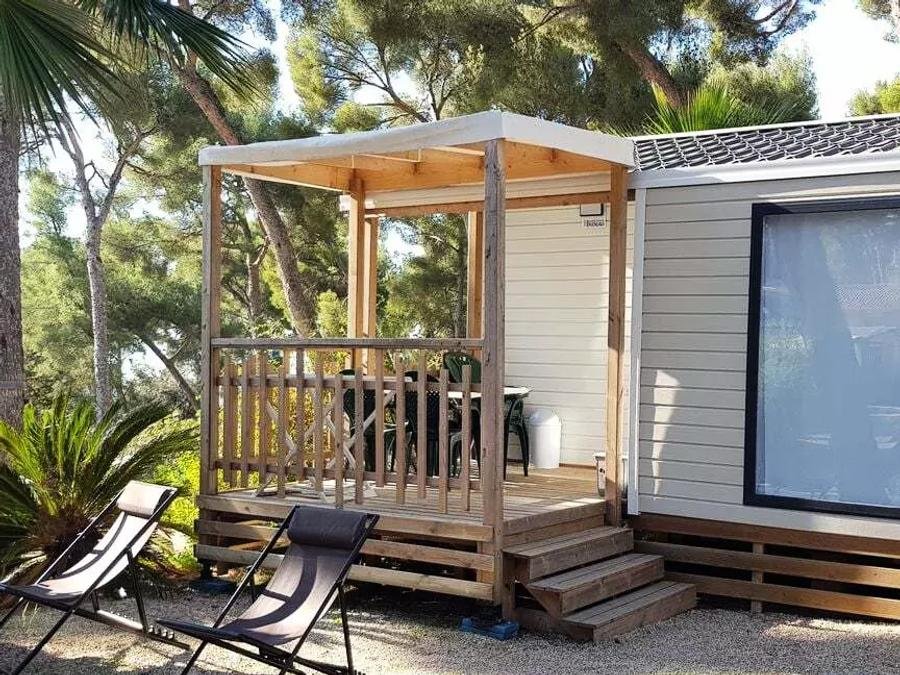 Camping Pas Cher vous présente avec son site Officiel campingpascher.fr, le Camping De Ceyreste classé 4 étoiles, situé sur la commune de Ceyreste dans le département Bouches-du-rhône (Provence Alpes Côte D'azur) en France. Le camping De Ceyreste, vous présente un hébergement de type mobil-home avec climatisation et télévision. Le camping De Ceyreste vous proposeun séjour PAS CHER avec une REMISEdu vendredi 19 juin au vendredi 26 juin 2026, en promotion à -34% pour 7 nuits à 469 € au lieu de 710,61 € soit une Économie de 241,61 €. Cette location propose 100 dates différentes pour réserver votre séjour. Découvrez également les 8 autres gammes d'hébergements du camping. Les Avis clients pour le Camping De Ceyreste sont excellents avec une note moyenne de 10 sur 10. Mer, Piscine chauffée, Piscine extérieure, Animation ados, Animation enfants, Animations familiales, Aire de jeux enfants, Baby-foot, Parcours sportif, Ping-pong, Pétanque, Structure gonflable enfants, Trampoline, Bar, Bureau de tabac, Dépôt de pain, Restaurant, Station-service, Supermarché, Épicerie,... En savoir plus : cliquez-ICI.