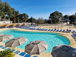 Camping Pas Cher vous présente avec son site Officiel campingpascher.fr, le Camping De Ceyreste classé 4 étoiles, situé sur la commune de Ceyreste dans le département Bouches-du-rhône (Provence Alpes Côte D'azur) en France. Le camping De Ceyreste, vous présente un hébergement de type mobil-home avec climatisation et télévision. Le camping De Ceyreste vous proposeun séjour PAS CHER avec une REMISEdu vendredi 19 juin au vendredi 26 juin 2026, en promotion à -34% pour 7 nuits à 469 € au lieu de 710,61 € soit une Économie de 241,61 €. Cette location propose 100 dates différentes pour réserver votre séjour. Découvrez également les 8 autres gammes d'hébergements du camping. Les Avis clients pour le Camping De Ceyreste sont excellents avec une note moyenne de 10 sur 10. Mer, Piscine chauffée, Piscine extérieure, Animation ados, Animation enfants, Animations familiales, Aire de jeux enfants, Baby-foot, Parcours sportif, Ping-pong, Pétanque, Structure gonflable enfants, Trampoline, Bar, Bureau de tabac, Dépôt de pain, Restaurant, Station-service, Supermarché, Épicerie,... En savoir plus : cliquez-ICI.