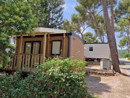 Camping Pas Cher vous présente avec son site Officiel campingpascher.fr, le Camping De Ceyreste classé 4 étoiles, situé sur la commune de Ceyreste dans le département Bouches-du-rhône (Provence Alpes Côte D'azur) en France. Le camping De Ceyreste, vous présente un hébergement de type mobil-home de 20 m² avec climatisation et télévision. Le camping De Ceyreste vous propose du sam. 13 décembre au sam. 20 décembre 2025 avec un DÉPART DEMAIN pour 7 nuits à 346.5€. Cette location propose 11 dates différentes pour réserver votre séjour. Découvrez également les 2 autres gammes d'hébergements du camping. Les Avis clients pour le Camping De Ceyreste sont excellents avec une note moyenne de 10 sur 10. Mer, Piscine chauffée, Piscine extérieure, Animation ados, Animation enfants, Animations familiales, Aire de jeux enfants, Baby-foot, Parcours sportif, Ping-pong, Pétanque, Structure gonflable enfants, Trampoline, Bar, Bureau de tabac, Dépôt de pain, Restaurant, Station-service, Supermarché, Épicerie,... En savoir plus : cliquez-ICI.