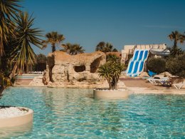 Camping Pas Cher vous présente avec son site Officiel campingpascher.fr, le Camping Domaine Les Mûriers classé 4 étoiles, situé sur la commune de Vendres dans le département Hérault (Languedoc Roussillon) en France. Le camping Domaine Les Mûriers, vous présente un hébergement de type chalet de 34 m² avec climatisation et télévision. Le camping Domaine Les Mûriers vous proposeun séjour PAS CHER avec une REMISEdu sam. 12 septembre au sam. 19 septembre 2026, en promotion à -33% pour 7 nuits à 319 € au lieu de 476,12 € soit une Économie de 157,12 €. Cette location propose 28 dates différentes pour réserver votre séjour. Découvrez également les 4 autres gammes d'hébergements du camping. Les Avis clients pour le Camping Domaine Les Mûriers sont excellents avec une note moyenne de 8 sur 10. Bassin enfant, Animations familiales, Aire de jeux enfants, Court de tennis, Ping-pong, Épicerie,... En savoir plus : cliquez-ICI.