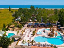 Camping Pas Cher vous présente avec son site Officiel campingpascher.fr, le Camping Sandaya - Blue Bayou classé 5 étoiles, situé sur la commune de Valras-plage dans le département Hérault (Languedoc Roussillon) en France. Le camping Sandaya - Blue Bayou vous propose un hébergement de type mobil-home de 32 m² pour 6 personnes avec climatisation (télévision). L'établissement vous propose 3 autres types d'hébergements. Découvrez tous nos séjours à petits prix dans la commune et aux alentours de Valras-plage du département : Hérault (Languedoc Roussillon). Les Avis clients pour le Camping Sandaya - Blue Bayou sont excellents avec une note moyenne de 9 sur 10. Mer, Animations familiales, Aire de jeux enfants, Court de tennis, Ping-pong, Dépôt de pain, Snack/Bar,... En savoir plus : cliquez-ICI.