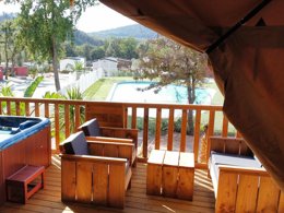 Camping Pas Cher vous présente avec son site Officiel campingpascher.fr, le Camping Charlemagne classé 4 étoiles, situé sur la commune de Grimaud dans le département Var (Provence Alpes Côte D'azur) en France. Le camping Charlemagne, vous présente un hébergement de type tente en toile et bois de 49 m² avec climatisation. Le camping Charlemagne vous propose du sam. 02 mai au sam. 09 mai 2026, en promotion à -15% pour 7 nuits à 807,50 € au lieu de 950,0 € soit une Économie de 142,50 €. Cette location propose 130 dates différentes pour réserver votre séjour. Découvrez également les 6 autres gammes d'hébergements du camping. Les Avis clients pour le Camping Charlemagne sont excellents avec une note moyenne de 9 sur 10. Piscine chauffée, Piscine extérieure, Animations familiales, Aire de jeux enfants, Golf, Parcours sportif, Ping-pong, Plongée, Pétanque, Terrain de badminton, Terrain de volley-ball, Bar, Dépôt de pain, Restaurant, Snack/Bar,... En savoir plus : cliquez-ICI.