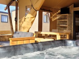 Camping Pas Cher vous présente avec son site Officiel campingpascher.fr, le Camping Charlemagne classé 4 étoiles, situé sur la commune de Grimaud dans le département Var (Provence Alpes Côte D'azur) en France. Le camping Charlemagne, vous présente un hébergement de type tente en toile et bois de 27 m² pour 2 personnes avec climatisation et télévision. Le camping Charlemagne vous propose du sam. 02 mai au sam. 09 mai 2026, en promotion à -15% pour 7 nuits à 680 € au lieu de 800,0 € soit une Économie de 120 €. Cette location propose 135 dates différentes pour réserver votre séjour. Découvrez également les 6 autres gammes d'hébergements du camping. Les Avis clients pour le Camping Charlemagne sont excellents avec une note moyenne de 9 sur 10. Piscine chauffée, Piscine extérieure, Animations familiales, Aire de jeux enfants, Golf, Parcours sportif, Ping-pong, Plongée, Pétanque, Terrain de badminton, Terrain de volley-ball, Bar, Dépôt de pain, Restaurant, Snack/Bar,... En savoir plus : cliquez-ICI.