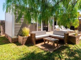 Camping Pas Cher vous présente avec son site Officiel campingpascher.fr, le Camping Flower Le Rochelongue classé 4 étoiles, situé sur la commune de Le Cap D'agde dans le département Hérault (Languedoc Roussillon) en France. Le camping Flower Le Rochelongue, vous présente un hébergement de type mobil-home de 32 m² et télévision. Le camping Flower Le Rochelongue vous propose du sam. 29 août au sam. 05 septembre 2026 pour 7 nuits à 805€. Cette location propose 77 dates différentes pour réserver votre séjour. Découvrez également les 12 autres gammes d'hébergements du camping. Les Avis clients pour le Camping Flower Le Rochelongue sont de 7 sur 10. Piscine chauffée, Piscine extérieure, Animations familiales, Aire de jeux enfants, Ping-pong, Plongée, Bar, Dépôt de pain, Plats à emporter, Snack/Bar,... En savoir plus : cliquez-ICI.