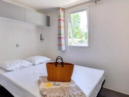 Camping Pas Cher vous présente avec son site Officiel campingpascher.fr, le Camping Flower Le Rochelongue classé 4 étoiles, situé sur la commune de Le Cap D'agde dans le département Hérault (Languedoc Roussillon) en France. Le camping Flower Le Rochelongue, vous présente un hébergement de type mobil-home de 28 m² pour 1 personne et télévision. Le camping Flower Le Rochelongue vous propose du sam. 29 août au sam. 05 septembre 2026 pour 7 nuits à 602€. Cette location propose 84 dates différentes pour réserver votre séjour. Découvrez également les 12 autres gammes d'hébergements du camping. Les Avis clients pour le Camping Flower Le Rochelongue sont de 7 sur 10. Piscine chauffée, Piscine extérieure, Animations familiales, Aire de jeux enfants, Ping-pong, Plongée, Bar, Dépôt de pain, Plats à emporter, Snack/Bar,... En savoir plus : cliquez-ICI.