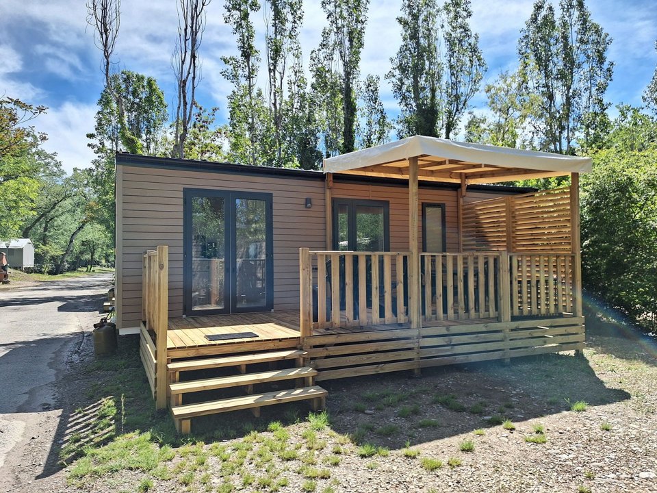 Camping Pas Cher vous présente avec son site Officiel campingpascher.fr, le Camping Méditerranée Plage classé 4 étoiles, situé sur la commune de Vias dans le département Hérault (Languedoc Roussillon) en France. Le camping Méditerranée Plage vous propose un hébergement de type mobil-home de 32 m² pour 6 personnes avec climatisation. L'établissement vous propose 7 autres types d'hébergements. Découvrez tous nos séjours à petits prix dans la commune et aux alentours de Vias du département : Hérault (Languedoc Roussillon). Les Avis clients pour le Camping Méditerranée Plage sont excellents avec une note moyenne de 8 sur 10. Mer, Piscine couverte, Piscine extérieure, Animations familiales, Club ados, Club enfants, Aire de jeux enfants, Court de tennis, Cyclisme, Ping-pong, Piscine, Pétanque, Salle de fitness, Salle de jeux vidéo, Terrain multisports, Bar, Boulangerie, Bureau de tabac, Dépôt de pain, Food truck, Pizzeria, Plats à emporter, Restaurant, Station-service, Épicerie,... En savoir plus : cliquez-ICI.