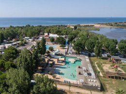 Camping Pas Cher vous présente avec son site Officiel campingpascher.fr, le Camping Méditerranée Plage classé 4 étoiles, situé sur la commune de Vias dans le département Hérault (Languedoc Roussillon) en France. Le camping Méditerranée Plage, vous présente un hébergement de type mobil-home de 34 m² pour 6 personnes. Le camping Méditerranée Plage vous proposeun séjour PAS CHER avec une REMISEdu sam. 06 juin au sam. 13 juin 2026, en promotion à -30% pour 7 nuits à 343 € au lieu de 490,0 € soit une Économie de 147 €. Cette location propose 20 dates différentes pour réserver votre séjour. Découvrez également les 14 autres gammes d'hébergements du camping. Les Avis clients pour le Camping Méditerranée Plage sont excellents avec une note moyenne de 8 sur 10. Mer, Piscine couverte, Piscine extérieure, Animations familiales, Club ados, Club enfants, Aire de jeux enfants, Court de tennis, Cyclisme, Ping-pong, Piscine, Pétanque, Salle de fitness, Salle de jeux vidéo, Terrain multisports, Bar, Boulangerie, Bureau de tabac, Dépôt de pain, Food truck, Pizzeria, Plats à emporter, Restaurant, Station-service, Épicerie,... En savoir plus : cliquez-ICI.