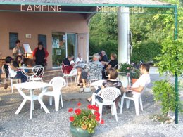 Camping Pas Cher vous présente avec son site Officiel campingpascher.fr, le Camping De Montolieu classé 3 étoiles, situé sur la commune de Montolieu dans le département Aude (Languedoc Roussillon) en France. Le camping De Montolieu, vous présente un hébergement de type mobil-home de 25 m² pour 4 personnes avec climatisation. Le camping De Montolieu vous propose du jeudi 25 juin au jeudi 02 juillet 2026, en promotion à -27% pour 7 nuits à 370 € au lieu de 508,0 € soit une Économie de 138 €. Cette location propose 97 dates différentes pour réserver votre séjour. Découvrez également les 6 autres gammes d'hébergements du camping. Les Avis clients pour le Camping De Montolieu sont excellents avec une note moyenne de 8 sur 10. Lac, Piscine chauffée, Piscine extérieure, Baby-foot, Court de tennis, Ping-pong, Pétanque, Ski nautique, Terrain de football, Bureau de tabac, Dépôt de pain, Restaurant, Snack/Bar, Épicerie,... En savoir plus : cliquez-ICI.