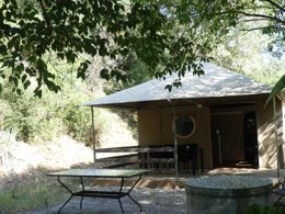 Camping Pas Cher vous présente avec son site Officiel campingpascher.fr, le Camping De Montolieu classé 3 étoiles, situé sur la commune de Montolieu dans le département Aude (Languedoc Roussillon) en France. Le camping De Montolieu, vous présente un hébergement de type bungalow toilé de 25 m² pour 4 personnes avec climatisation. Le camping De Montolieu vous propose du mardi 02 juin au mardi 09 juin 2026, en promotion à -20% pour 7 nuits à 340,40 € au lieu de 425,5 € soit une Économie de 85,10 €. Cette location propose 118 dates différentes pour réserver votre séjour. Découvrez également les 6 autres gammes d'hébergements du camping. Les Avis clients pour le Camping De Montolieu sont excellents avec une note moyenne de 8 sur 10. Lac, Piscine chauffée, Piscine extérieure, Baby-foot, Court de tennis, Ping-pong, Pétanque, Ski nautique, Terrain de football, Bureau de tabac, Dépôt de pain, Restaurant, Snack/Bar, Épicerie,... En savoir plus : cliquez-ICI.