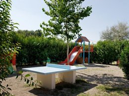 Camping Pas Cher vous présente avec son site Officiel campingpascher.fr, le Camping De Montolieu classé 3 étoiles, situé sur la commune de Montolieu dans le département Aude (Languedoc Roussillon) en France. Le camping De Montolieu, vous présente un hébergement de type bungalow toilé de 25 m² pour 4 personnes avec climatisation. Le camping De Montolieu vous propose du mardi 02 juin au mardi 09 juin 2026, en promotion à -20% pour 7 nuits à 340,40 € au lieu de 425,5 € soit une Économie de 85,10 €. Cette location propose 118 dates différentes pour réserver votre séjour. Découvrez également les 6 autres gammes d'hébergements du camping. Les Avis clients pour le Camping De Montolieu sont excellents avec une note moyenne de 8 sur 10. Lac, Piscine chauffée, Piscine extérieure, Baby-foot, Court de tennis, Ping-pong, Pétanque, Ski nautique, Terrain de football, Bureau de tabac, Dépôt de pain, Restaurant, Snack/Bar, Épicerie,... En savoir plus : cliquez-ICI.