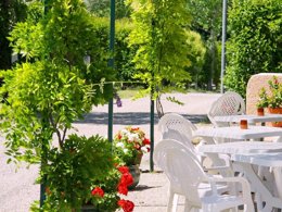 Camping Pas Cher vous présente avec son site Officiel campingpascher.fr, le Camping De Montolieu classé 3 étoiles, situé sur la commune de Montolieu dans le département Aude (Languedoc Roussillon) en France. Le camping De Montolieu, vous présente un hébergement de type mobil-home de 25 m² pour 4 personnes avec climatisation. Le camping De Montolieu vous propose du jeudi 30 avril au jeudi 07 mai 2026, en promotion à -20% pour 7 nuits à 423,20 € au lieu de 529,0 € soit une Économie de 105,80 €. Cette location propose 139 dates différentes pour réserver votre séjour. Découvrez également les 6 autres gammes d'hébergements du camping. Les Avis clients pour le Camping De Montolieu sont excellents avec une note moyenne de 8 sur 10. Lac, Piscine chauffée, Piscine extérieure, Baby-foot, Court de tennis, Ping-pong, Pétanque, Ski nautique, Terrain de football, Bureau de tabac, Dépôt de pain, Restaurant, Snack/Bar, Épicerie,... En savoir plus : cliquez-ICI.