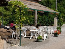 Camping Pas Cher vous présente avec son site Officiel campingpascher.fr, le Camping De Montolieu classé 3 étoiles, situé sur la commune de Montolieu dans le département Aude (Languedoc Roussillon) en France. Le camping De Montolieu, vous présente un hébergement de type tente en toile et bois de 27 m² pour 3 personnes. Le camping De Montolieu vous propose du dimanche 17 mai au dimanche 24 mai 2026, en promotion à -20% pour 7 nuits à 367,08 € au lieu de 458,85 € soit une Économie de 91,77 €. Cette location propose 118 dates différentes pour réserver votre séjour. Découvrez également les 6 autres gammes d'hébergements du camping. Les Avis clients pour le Camping De Montolieu sont excellents avec une note moyenne de 8 sur 10. Lac, Piscine chauffée, Piscine extérieure, Baby-foot, Court de tennis, Ping-pong, Pétanque, Ski nautique, Terrain de football, Bureau de tabac, Dépôt de pain, Restaurant, Snack/Bar, Épicerie,... En savoir plus : cliquez-ICI.