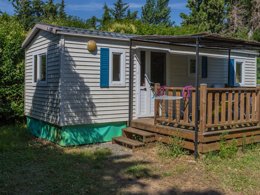 Camping Pas Cher vous présente avec son site Officiel campingpascher.fr, le Camping De Montolieu classé 3 étoiles, situé sur la commune de Montolieu dans le département Aude (Languedoc Roussillon) en France. Le camping De Montolieu, vous présente un hébergement de type mobil-home de 25 m² pour 4 personnes avec climatisation. Le camping De Montolieu vous propose du jeudi 30 avril au jeudi 07 mai 2026, en promotion à -20% pour 7 nuits à 423,20 € au lieu de 529,0 € soit une Économie de 105,80 €. Cette location propose 139 dates différentes pour réserver votre séjour. Découvrez également les 6 autres gammes d'hébergements du camping. Les Avis clients pour le Camping De Montolieu sont excellents avec une note moyenne de 8 sur 10. Lac, Piscine chauffée, Piscine extérieure, Baby-foot, Court de tennis, Ping-pong, Pétanque, Ski nautique, Terrain de football, Bureau de tabac, Dépôt de pain, Restaurant, Snack/Bar, Épicerie,... En savoir plus : cliquez-ICI.