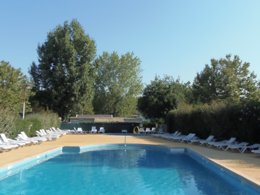Camping Pas Cher vous présente avec son site Officiel campingpascher.fr, le Camping Le Navarre classé 3 étoiles, situé sur la commune de Vias dans le département Hérault (Languedoc Roussillon) en France. Le camping Le Navarre vous propose un hébergement de type mobil-home. L'établissement vous propose un autre type d'hébergement. Découvrez tous nos séjours à petits prix dans la commune et aux alentours de Vias du département : Hérault (Languedoc Roussillon). Piscine extérieure, Animations familiales, Aire de jeux enfants, Centre équestre, Ping-pong, Trampoline, Plats à emporter, Restaurant, Snack/Bar, Épicerie,... En savoir plus : cliquez-ICI.