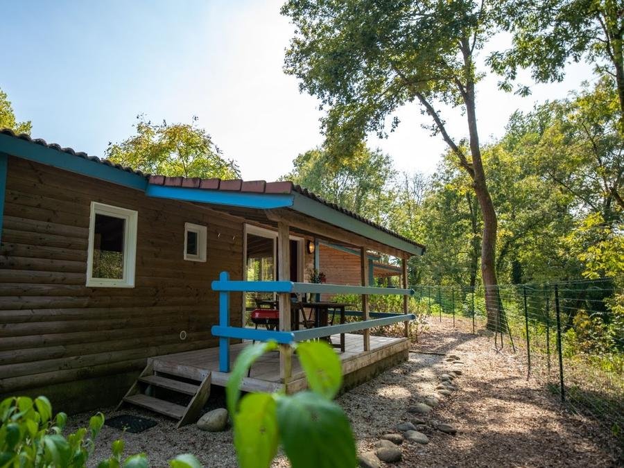 Camping Pas Cher vous présente avec son site Officiel campingpascher.fr, le Camping Beau Rivage classé 3 étoiles, situé sur la commune de Navarrenx dans le département Pyrénées-atlantiques (Aquitaine) en France. Le camping Beau Rivage, vous présente un hébergement de type chalet de 35 m² pour 5 personnes avec climatisation. Le camping Beau Rivage vous propose du sam. 18 juillet au sam. 25 juillet 2026, en promotion à -8% pour 7 nuits à 992,50 € au lieu de 1088,5 € soit une Économie de 96 €. Cette location propose 15 dates différentes pour réserver votre séjour. Découvrez également les 13 autres gammes d'hébergements du camping. Les Avis clients pour le Camping Beau Rivage sont excellents avec une note moyenne de 8 sur 10. Rivière, Piscine extérieure, Animations familiales, Aire de jeux enfants, Canoë-kayak, Court de tennis, Ping-pong, Rafting, Terrain multisports, Bar, Plats à emporter, Snack/Bar, Épicerie,... En savoir plus : cliquez-ICI.
