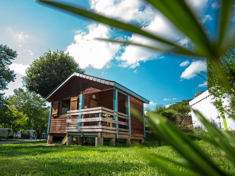 Camping Pas Cher vous présente avec son site Officiel campingpascher.fr, le Camping Beau Rivage classé 3 étoiles, situé sur la commune de Navarrenx dans le département Pyrénées-atlantiques (Aquitaine) en France. Le camping Beau Rivage, vous présente un hébergement de type chalet de 13 m² pour 4 personnes. Le camping Beau Rivage vous propose du sam. 25 juillet au sam. 01 août 2026, en promotion à -8% pour 7 nuits à 616 € au lieu de 675,5 € soit une Économie de 59,50 €. Cette location propose 28 dates différentes pour réserver votre séjour. Découvrez également les 13 autres gammes d'hébergements du camping. Les Avis clients pour le Camping Beau Rivage sont excellents avec une note moyenne de 8 sur 10. Rivière, Piscine extérieure, Animations familiales, Aire de jeux enfants, Canoë-kayak, Court de tennis, Ping-pong, Rafting, Terrain multisports, Bar, Plats à emporter, Snack/Bar, Épicerie,... En savoir plus : cliquez-ICI.