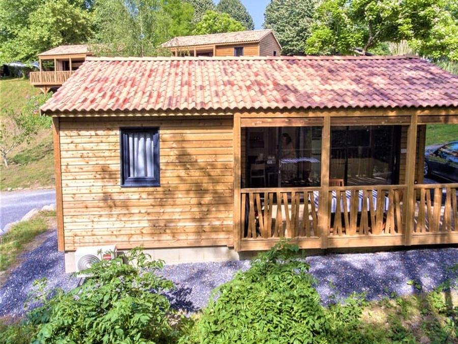 Camping Pas Cher vous présente avec son site Officiel campingpascher.fr, le Camping Beau Rivage classé 3 étoiles, situé sur la commune de Navarrenx dans le département Pyrénées-atlantiques (Aquitaine) en France. Le camping Beau Rivage vous propose un hébergement de type chalet de 37 m² avec climatisation (télévision). L'établissement vous propose 9 autres types d'hébergements. Découvrez tous nos séjours à petits prix dans la commune et aux alentours de Navarrenx du département : Pyrénées-atlantiques (Aquitaine). Les Avis clients pour le Camping Beau Rivage sont excellents avec une note moyenne de 8 sur 10. Rivière, Piscine extérieure, Animations familiales, Aire de jeux enfants, Canoë-kayak, Court de tennis, Ping-pong, Rafting, Terrain multisports, Bar, Plats à emporter, Snack/Bar, Épicerie,... En savoir plus : cliquez-ICI.