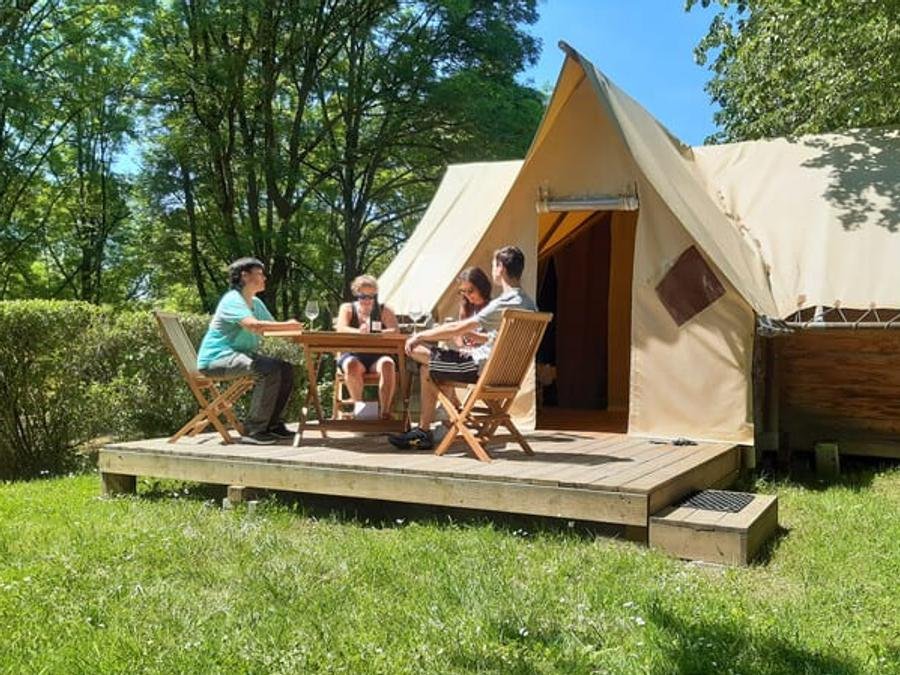 Camping Pas Cher vous présente avec son site Officiel campingpascher.fr, le Camping Beau Rivage classé 3 étoiles, situé sur la commune de Navarrenx dans le département Pyrénées-atlantiques (Aquitaine) en France. Le camping Beau Rivage, vous présente un hébergement de type tente en toile et bois de 29 m². Le camping Beau Rivage vous propose du sam. 19 septembre au sam. 26 septembre 2026 pour 7 nuits à 322€. Cette location propose 52 dates différentes pour réserver votre séjour. Découvrez également les 13 autres gammes d'hébergements du camping. Les Avis clients pour le Camping Beau Rivage sont excellents avec une note moyenne de 8 sur 10. Rivière, Piscine extérieure, Animations familiales, Aire de jeux enfants, Canoë-kayak, Court de tennis, Ping-pong, Rafting, Terrain multisports, Bar, Plats à emporter, Snack/Bar, Épicerie,... En savoir plus : cliquez-ICI.