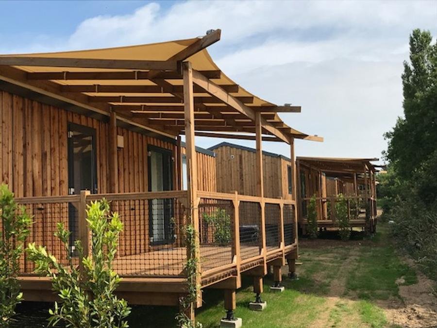 Camping Pas Cher vous présente avec son site Officiel campingpascher.fr, le Camping Beau Rivage classé 3 étoiles, situé sur la commune de Navarrenx dans le département Pyrénées-atlantiques (Aquitaine) en France. Le camping Beau Rivage vous propose un hébergement de type mobil-home de 27 m² avec climatisation (télévision). L'établissement vous propose 9 autres types d'hébergements. Découvrez tous nos séjours à petits prix dans la commune et aux alentours de Navarrenx du département : Pyrénées-atlantiques (Aquitaine). Les Avis clients pour le Camping Beau Rivage sont excellents avec une note moyenne de 8 sur 10. Rivière, Piscine extérieure, Animations familiales, Aire de jeux enfants, Canoë-kayak, Court de tennis, Ping-pong, Rafting, Terrain multisports, Bar, Plats à emporter, Snack/Bar, Épicerie,... En savoir plus : cliquez-ICI.