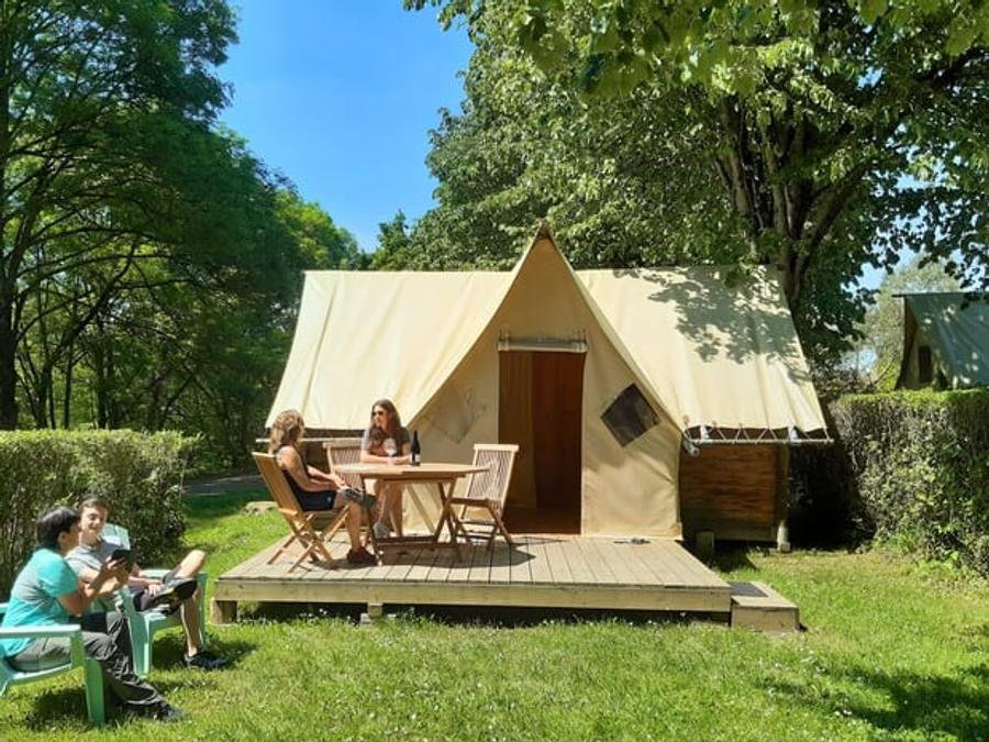 Camping Pas Cher vous présente avec son site Officiel campingpascher.fr, le Camping Beau Rivage classé 3 étoiles, situé sur la commune de Navarrenx dans le département Pyrénées-atlantiques (Aquitaine) en France. Le camping Beau Rivage vous propose un hébergement de type tente pour 4 personnes. L'établissement vous propose 13 autres types d'hébergements. Découvrez tous nos séjours à petits prix dans la commune et aux alentours de Navarrenx du département : Pyrénées-atlantiques (Aquitaine). Les Avis clients pour le Camping Beau Rivage sont excellents avec une note moyenne de 8 sur 10. Rivière, Piscine extérieure, Animations familiales, Aire de jeux enfants, Canoë-kayak, Golf, Ping-pong, Rafting, Bar, Plats à emporter, Snack/Bar, Épicerie,... En savoir plus : cliquez-ICI.