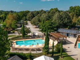 Camping Pas Cher vous présente avec son site Officiel campingpascher.fr, le Camping Beau Rivage classé 3 étoiles, situé sur la commune de Navarrenx dans le département Pyrénées-atlantiques (Aquitaine) en France. Le camping Beau Rivage vous propose un hébergement de type chalet de 37 m² avec climatisation (télévision). L'établissement vous propose 9 autres types d'hébergements. Découvrez tous nos séjours à petits prix dans la commune et aux alentours de Navarrenx du département : Pyrénées-atlantiques (Aquitaine). Les Avis clients pour le Camping Beau Rivage sont excellents avec une note moyenne de 8 sur 10. Rivière, Piscine extérieure, Animations familiales, Aire de jeux enfants, Canoë-kayak, Court de tennis, Ping-pong, Rafting, Terrain multisports, Bar, Plats à emporter, Snack/Bar, Épicerie,... En savoir plus : cliquez-ICI.