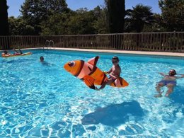 Camping Pas Cher vous présente avec son site Officiel campingpascher.fr, le Camping Beau Rivage classé 3 étoiles, situé sur la commune de Navarrenx dans le département Pyrénées-atlantiques (Aquitaine) en France. Le camping Beau Rivage, vous présente un hébergement de type tente en toile et bois de 29 m². Le camping Beau Rivage vous propose du dimanche 17 mai au dimanche 24 mai 2026, en promotion à -20% pour 7 nuits à 253,60 € au lieu de 317,0 € soit une Économie de 63,40 €. Cette location propose 123 dates différentes pour réserver votre séjour. Découvrez également les 9 autres gammes d'hébergements du camping. Les Avis clients pour le Camping Beau Rivage sont excellents avec une note moyenne de 8 sur 10. Rivière, Piscine extérieure, Animations familiales, Aire de jeux enfants, Canoë-kayak, Court de tennis, Ping-pong, Rafting, Terrain multisports, Bar, Plats à emporter, Snack/Bar, Épicerie,... En savoir plus : cliquez-ICI.