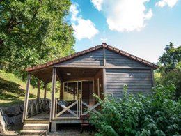 Camping Pas Cher vous présente avec son site Officiel campingpascher.fr, le Camping Beau Rivage classé 3 étoiles, situé sur la commune de Navarrenx dans le département Pyrénées-atlantiques (Aquitaine) en France. Le camping Beau Rivage, vous présente un hébergement de type chalet de 33 m² pour 5 personnes avec climatisation. Le camping Beau Rivage vous propose du sam. 19 septembre au sam. 26 septembre 2026, en promotion à -20% pour 7 nuits à 280 € au lieu de 350,0 € soit une Économie de 70 €. Cette location propose 96 dates différentes pour réserver votre séjour. Découvrez également les 9 autres gammes d'hébergements du camping. Les Avis clients pour le Camping Beau Rivage sont excellents avec une note moyenne de 8 sur 10. Rivière, Piscine extérieure, Animations familiales, Aire de jeux enfants, Canoë-kayak, Court de tennis, Ping-pong, Rafting, Terrain multisports, Bar, Plats à emporter, Snack/Bar, Épicerie,... En savoir plus : cliquez-ICI.