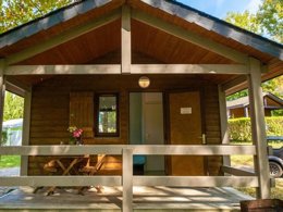 Camping Pas Cher vous présente avec son site Officiel campingpascher.fr, le Camping Beau Rivage classé 3 étoiles, situé sur la commune de Navarrenx dans le département Pyrénées-atlantiques (Aquitaine) en France. Le camping Beau Rivage, vous présente un hébergement de type chalet de 12 m². Le camping Beau Rivage vous propose du dimanche 21 juin au dimanche 28 juin 2026, en promotion à -20% pour 7 nuits à 229,60 € au lieu de 287,0 € soit une Économie de 57,40 €. Cette location propose 110 dates différentes pour réserver votre séjour. Découvrez également les 9 autres gammes d'hébergements du camping. Les Avis clients pour le Camping Beau Rivage sont excellents avec une note moyenne de 8 sur 10. Rivière, Piscine extérieure, Animations familiales, Aire de jeux enfants, Canoë-kayak, Court de tennis, Ping-pong, Rafting, Terrain multisports, Bar, Plats à emporter, Snack/Bar, Épicerie,... En savoir plus : cliquez-ICI.