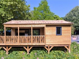 Camping Pas Cher vous présente avec son site Officiel campingpascher.fr, le Camping Beau Rivage classé 3 étoiles, situé sur la commune de Navarrenx dans le département Pyrénées-atlantiques (Aquitaine) en France. Le camping Beau Rivage, vous présente un hébergement de type chalet de 34 m² pour 6 personnes avec climatisation et télévision. Le camping Beau Rivage vous propose du sam. 19 septembre au sam. 26 septembre 2026, en promotion à -20% pour 7 nuits à 392 € au lieu de 490,0 € soit une Économie de 98 €. Cette location propose 123 dates différentes pour réserver votre séjour. Découvrez également les 9 autres gammes d'hébergements du camping. Les Avis clients pour le Camping Beau Rivage sont excellents avec une note moyenne de 8 sur 10. Rivière, Piscine extérieure, Animations familiales, Aire de jeux enfants, Canoë-kayak, Court de tennis, Ping-pong, Rafting, Terrain multisports, Bar, Plats à emporter, Snack/Bar, Épicerie,... En savoir plus : cliquez-ICI.