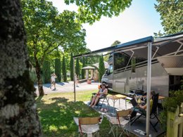 Camping Pas Cher vous présente avec son site Officiel campingpascher.fr, le Camping Beau Rivage classé 3 étoiles, situé sur la commune de Navarrenx dans le département Pyrénées-atlantiques (Aquitaine) en France. Le camping Beau Rivage, vous présente un hébergement de type chalet de 12 m². Le camping Beau Rivage vous propose du dimanche 21 juin au dimanche 28 juin 2026, en promotion à -20% pour 7 nuits à 229,60 € au lieu de 287,0 € soit une Économie de 57,40 €. Cette location propose 110 dates différentes pour réserver votre séjour. Découvrez également les 9 autres gammes d'hébergements du camping. Les Avis clients pour le Camping Beau Rivage sont excellents avec une note moyenne de 8 sur 10. Rivière, Piscine extérieure, Animations familiales, Aire de jeux enfants, Canoë-kayak, Court de tennis, Ping-pong, Rafting, Terrain multisports, Bar, Plats à emporter, Snack/Bar, Épicerie,... En savoir plus : cliquez-ICI.