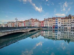 Camping Pas Cher vous présente avec son site Officiel campingpascher.fr, le Camping Beau Rivage classé 3 étoiles, situé sur la commune de Navarrenx dans le département Pyrénées-atlantiques (Aquitaine) en France. Le camping Beau Rivage, vous présente un hébergement de type chalet de 33 m² pour 5 personnes avec climatisation. Le camping Beau Rivage vous propose du sam. 19 septembre au sam. 26 septembre 2026, en promotion à -20% pour 7 nuits à 280 € au lieu de 350,0 € soit une Économie de 70 €. Cette location propose 96 dates différentes pour réserver votre séjour. Découvrez également les 9 autres gammes d'hébergements du camping. Les Avis clients pour le Camping Beau Rivage sont excellents avec une note moyenne de 8 sur 10. Rivière, Piscine extérieure, Animations familiales, Aire de jeux enfants, Canoë-kayak, Court de tennis, Ping-pong, Rafting, Terrain multisports, Bar, Plats à emporter, Snack/Bar, Épicerie,... En savoir plus : cliquez-ICI.