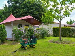 Camping Pas Cher vous présente avec son site Officiel campingpascher.fr, le Camping Arotxa Karrita classé 3 étoiles, situé sur la commune de Saint Pée Sur Nivelle dans le département Pyrénées-atlantiques (Aquitaine) en France. Le camping Arotxa Karrita, vous présente un hébergement de type chalet. Le camping Arotxa Karrita vous propose du sam. 22 août au sam. 29 août 2026, en promotion à -5% pour 7 nuits à 565,25 € au lieu de 595,0 € soit une Économie de 29,75 €. Cette location propose 1 dates différentes pour réserver votre séjour. Découvrez également les 1 autres gammes d'hébergements du camping. Les Avis clients pour le Camping Arotxa Karrita sont excellents avec une note moyenne de 8 sur 10. LacMer, Piscine extérieure, Animation enfants, Animations familiales, Aire de jeux enfants, Centre équestre, Golf, Ping-pong, Pétanque, Randonnée, Sports nautiques, Bar, Dépôt de pain, Supermarché, Épicerie,... En savoir plus : cliquez-ICI.