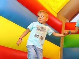 Camping Pas Cher vous présente avec son site Officiel campingpascher.fr, le Camping Arotxa Karrita classé 3 étoiles, situé sur la commune de Saint Pée Sur Nivelle dans le département Pyrénées-atlantiques (Aquitaine) en France. Le camping Arotxa Karrita, vous présente un hébergement de type chalet. Le camping Arotxa Karrita vous proposeun séjour PAS CHER avec une REMISEdu dimanche 03 mai au dimanche 10 mai 2026, en promotion à -44% pour 7 nuits à 284,90 € au lieu de 508,75 € soit une Économie de 223,85 €. Cette location propose 103 dates différentes pour réserver votre séjour. Découvrez également les 1 autres gammes d'hébergements du camping. Les Avis clients pour le Camping Arotxa Karrita sont excellents avec une note moyenne de 8 sur 10. LacMer, Piscine extérieure, Animation enfants, Animations familiales, Aire de jeux enfants, Centre équestre, Golf, Ping-pong, Pétanque, Randonnée, Sports nautiques, Bar, Dépôt de pain, Supermarché, Épicerie,... En savoir plus : cliquez-ICI.