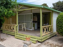 Camping Pas Cher vous présente avec son site Officiel campingpascher.fr, le Camping La Source classé 3 étoiles, situé sur la commune de Martigues dans le département Bouches-du-rhône (Provence Alpes Côte D'azur) en France. Le camping La Source vous propose un hébergement de type chalet de 18 m² pour 1 personne (télévision). L'établissement vous propose 6 autres types d'hébergements. Découvrez tous nos séjours à petits prix dans la commune et aux alentours de Martigues du département : Bouches-du-rhône (Provence Alpes Côte D'azur). Mer, Aire de jeux enfants, Parcours sportif, Ping-pong, Plongée, Pétanque, Terrain multisports, Bureau de tabac, Dépôt de pain, Pizzeria, Restaurant, Snack/Bar, Station-service, Supermarché, Épicerie,... En savoir plus : cliquez-ICI.