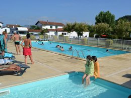 Camping Pas Cher vous présente avec son site Officiel campingpascher.fr, le Camping D'Ibarron classé 3 étoiles, situé sur la commune de Saint Pée Sur Nivelle dans le département Pyrénées-atlantiques (Aquitaine) en France. Le camping D'Ibarron vous propose un hébergement de type mobil-home. L'établissement vous propose 5 autres types d'hébergements. Découvrez tous nos séjours à petits prix dans la commune et aux alentours de Saint Pée Sur Nivelle du département : Pyrénées-atlantiques (Aquitaine). Les Avis clients pour le Camping D'Ibarron sont excellents avec une note moyenne de 8 sur 10. Piscine extérieure, Aire de jeux enfants, Ping-pong, Dépôt de pain,... En savoir plus : cliquez-ICI.