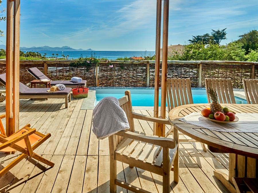 Camping Pas Cher vous présente avec son site Officiel campingpascher.fr, le Camping Au Paradis Des Campeurs classé 4 étoiles, situé sur la commune de Les Issambres dans le département Var (Provence Alpes Côte D'azur) en France. Le camping Au Paradis Des Campeurs, vous présente un hébergement de type mobil-home de 60 m² pour 8 personnes avec climatisation et télévision. Le camping Au Paradis Des Campeurs vous propose du dimanche 15 novembre au dimanche 22 novembre 2026 pour 7 nuits à 1042.47€. Cette location propose 35 dates différentes pour réserver votre séjour. Découvrez également les 18 autres gammes d'hébergements du camping. Les Avis clients pour le Camping Au Paradis Des Campeurs sont excellents avec une note moyenne de 8 sur 10. Mer, Animations familiales, Aire de jeux enfants, Canoë-kayak, Cyclisme, Paddle, Ping-pong, Plongée, Pétanque, Randonnée, Surf, Bar, Plats à emporter, Restaurant, Snack/Bar, Épicerie,... En savoir plus : cliquez-ICI.