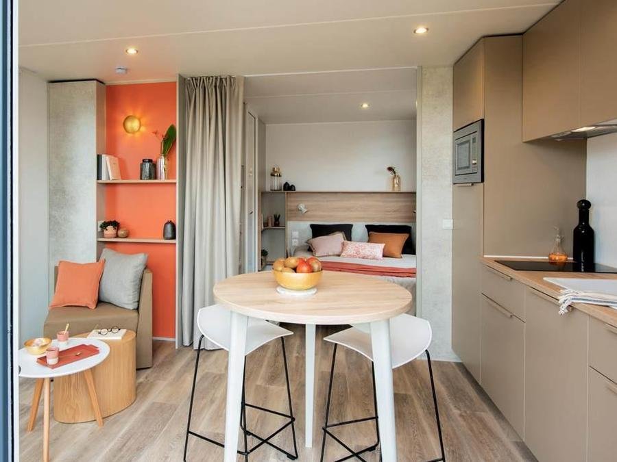 Camping Pas Cher vous présente avec son site Officiel campingpascher.fr, le Camping Au Paradis Des Campeurs classé 4 étoiles, situé sur la commune de Les Issambres dans le département Var (Provence Alpes Côte D'azur) en France. Le camping Au Paradis Des Campeurs, vous présente un hébergement de type lodge pour 2 personnes avec climatisation et télévision. Le camping Au Paradis Des Campeurs vous propose du dimanche 15 novembre au dimanche 22 novembre 2026 pour 7 nuits à 463.32€. Cette location propose 121 dates différentes pour réserver votre séjour. Découvrez également les 18 autres gammes d'hébergements du camping. Les Avis clients pour le Camping Au Paradis Des Campeurs sont excellents avec une note moyenne de 8 sur 10. Mer, Animations familiales, Aire de jeux enfants, Canoë-kayak, Cyclisme, Paddle, Ping-pong, Plongée, Pétanque, Randonnée, Surf, Bar, Plats à emporter, Restaurant, Snack/Bar, Épicerie,... En savoir plus : cliquez-ICI.