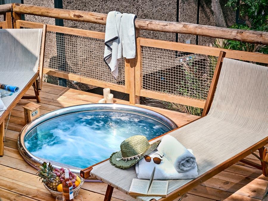 Camping Pas Cher vous présente avec son site Officiel campingpascher.fr, le Camping Au Paradis Des Campeurs classé 4 étoiles, situé sur la commune de Les Issambres dans le département Var (Provence Alpes Côte D'azur) en France. Le camping Au Paradis Des Campeurs, vous présente un hébergement de type lodge de 44 m² pour 5 personnes avec climatisation et télévision. Le camping Au Paradis Des Campeurs vous propose du dimanche 15 novembre au dimanche 22 novembre 2026 pour 7 nuits à 1042.47€. Cette location propose 54 dates différentes pour réserver votre séjour. Découvrez également les 18 autres gammes d'hébergements du camping. Les Avis clients pour le Camping Au Paradis Des Campeurs sont excellents avec une note moyenne de 8 sur 10. Mer, Animations familiales, Aire de jeux enfants, Canoë-kayak, Cyclisme, Paddle, Ping-pong, Plongée, Pétanque, Randonnée, Surf, Bar, Plats à emporter, Restaurant, Snack/Bar, Épicerie,... En savoir plus : cliquez-ICI.