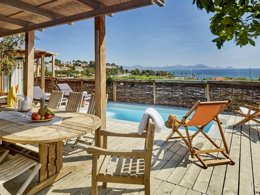 Camping Pas Cher vous présente avec son site Officiel campingpascher.fr, le Camping Au Paradis Des Campeurs classé 4 étoiles, situé sur la commune de Les Issambres dans le département Var (Provence Alpes Côte D'azur) en France. Le camping Au Paradis Des Campeurs, vous présente un hébergement de type lodge pour 2 personnes avec climatisation et télévision. Le camping Au Paradis Des Campeurs vous propose du dimanche 15 novembre au dimanche 22 novembre 2026 pour 7 nuits à 463.32€. Cette location propose 121 dates différentes pour réserver votre séjour. Découvrez également les 18 autres gammes d'hébergements du camping. Les Avis clients pour le Camping Au Paradis Des Campeurs sont excellents avec une note moyenne de 8 sur 10. Mer, Animations familiales, Aire de jeux enfants, Canoë-kayak, Cyclisme, Paddle, Ping-pong, Plongée, Pétanque, Randonnée, Surf, Bar, Plats à emporter, Restaurant, Snack/Bar, Épicerie,... En savoir plus : cliquez-ICI.