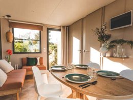 Camping Pas Cher vous présente avec son site Officiel campingpascher.fr, le Camping Au Paradis Des Campeurs classé 4 étoiles, situé sur la commune de Les Issambres dans le département Var (Provence Alpes Côte D'azur) en France. Le camping Au Paradis Des Campeurs vous propose un hébergement de type mobil-home de 38 m² pour 4 personnes avec climatisation (télévision). L'établissement vous propose 15 autres types d'hébergements. Découvrez tous nos séjours à petits prix dans la commune et aux alentours de Les Issambres du département : Var (Provence Alpes Côte D'azur). Les Avis clients pour le Camping Au Paradis Des Campeurs sont excellents avec une note moyenne de 8 sur 10. Mer, Animations familiales, Aire de jeux enfants, Canoë-kayak, Cyclisme, Paddle, Ping-pong, Plongée, Pétanque, Randonnée, Surf, Bar, Plats à emporter, Restaurant, Snack/Bar, Épicerie,... En savoir plus : cliquez-ICI.