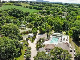 Camping Pas Cher vous présente avec son site Officiel campingpascher.fr, le Camping Flower De La Corniche classé 4 étoiles, situé sur la commune de Urrugne dans le département Pyrénées-atlantiques (Aquitaine) en France. Le camping Flower De La Corniche, vous présente un hébergement de type mobil-home de 30 m² et télévision. Le camping Flower De La Corniche vous propose du sam. 22 août au sam. 29 août 2026 pour 7 nuits à 1062.5€. Cette location propose 2 dates différentes pour réserver votre séjour. Découvrez également les 10 autres gammes d'hébergements du camping. Les Avis clients pour le Camping Flower De La Corniche sont excellents avec une note moyenne de 8 sur 10. Piscine chauffée, Piscine extérieure, Animation enfants, Animations familiales, Club enfants, Aire de jeux enfants, Ping-pong, Structure gonflable enfants, Terrain multisports, Dépôt de pain, Restaurant, Snack/Bar, Épicerie,... En savoir plus : cliquez-ICI.