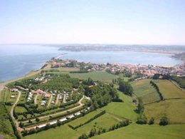 Camping Pas Cher vous présente avec son site Officiel campingpascher.fr, le Camping Juantcho classé 2 étoiles, situé sur la commune de Urrugne dans le département Pyrénées-atlantiques (Aquitaine) en France. Le camping Juantcho, vous présente un hébergement de type mobil-home. Le camping Juantcho vous propose du sam. 06 juin au sam. 13 juin 2026 pour 7 nuits à 500€. Cette location propose 18 dates différentes pour réserver votre séjour. Découvrez également les 1 autres gammes d'hébergements du camping. Les Avis clients pour le Camping Juantcho sont excellents avec une note moyenne de 8 sur 10. Aire de jeux enfants, Canoë-kayak, Cyclisme, Golf, Ping-pong, Plongée, Pétanque, Randonnée, Surf, Voile, Boulangerie, Dépôt de pain, Food truck, Pizzeria, Restaurant, Supermarché, Épicerie,... En savoir plus : cliquez-ICI.