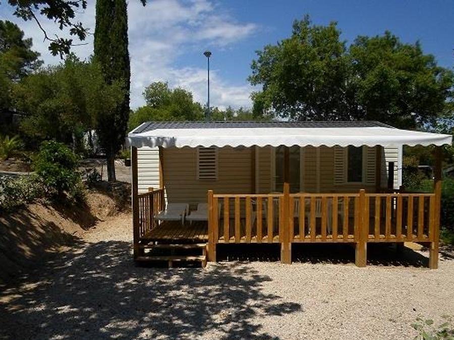 Camping Pas Cher vous présente avec son site Officiel campingpascher.fr, le Camping Domaine De La Bergerie classé 5 étoiles, situé sur la commune de Roquebrune Sur Argens dans le département Var (Provence Alpes Côte D'azur) en France. Le camping Domaine De La Bergerie, vous présente un hébergement de type mobil-home de 27 m² pour 4 personnes avec climatisation. Le camping Domaine De La Bergerie vous propose du sam. 12 septembre au sam. 19 septembre 2026 pour 7 nuits à 674€. Cette location propose 81 dates différentes pour réserver votre séjour. Découvrez également les 23 autres gammes d'hébergements du camping. Les Avis clients pour le Camping Domaine De La Bergerie sont excellents avec une note moyenne de 8 sur 10. LacMer, Lagon, Parc aquatique, Piscine couverte, Piscine extérieure, Animations familiales, Club ados, Club enfants, Aire de jeux enfants, Canoë-kayak, Centre équestre, Court de padel en extérieur, Court de tennis, Golf, Jet-ski, Parcours sportif, Ping-pong, Plongée, Pétanque, Randonnée, Salle de fitness, Skatepark, Terrain de basketball, Terrain de beach-volley, Terrain de football, Terrain multisports, Tir à l’arc, Trampoline, Boulangerie, Plats à emporter, Restaurant, Snack/Bar, Station-service, Supermarché, Épicerie,... En savoir plus : cliquez-ICI.