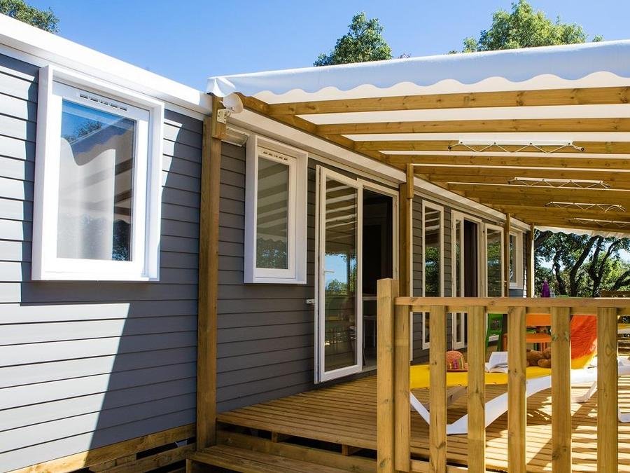 Camping Pas Cher vous présente avec son site Officiel campingpascher.fr, le Camping Domaine De La Bergerie classé 5 étoiles, situé sur la commune de Roquebrune Sur Argens dans le département Var (Provence Alpes Côte D'azur) en France. Le camping Domaine De La Bergerie, vous présente un hébergement de type mobil-home de 31 m² avec climatisation et télévision. Le camping Domaine De La Bergerie vous propose du sam. 12 septembre au sam. 19 septembre 2026 pour 7 nuits à 765€. Cette location propose 76 dates différentes pour réserver votre séjour. Découvrez également les 23 autres gammes d'hébergements du camping. Les Avis clients pour le Camping Domaine De La Bergerie sont excellents avec une note moyenne de 8 sur 10. LacMer, Lagon, Parc aquatique, Piscine couverte, Piscine extérieure, Animations familiales, Club ados, Club enfants, Aire de jeux enfants, Canoë-kayak, Centre équestre, Court de padel en extérieur, Court de tennis, Golf, Jet-ski, Parcours sportif, Ping-pong, Plongée, Pétanque, Randonnée, Salle de fitness, Skatepark, Terrain de basketball, Terrain de beach-volley, Terrain de football, Terrain multisports, Tir à l’arc, Trampoline, Boulangerie, Plats à emporter, Restaurant, Snack/Bar, Station-service, Supermarché, Épicerie,... En savoir plus : cliquez-ICI.
