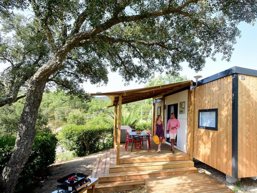 Camping Pas Cher vous présente avec son site Officiel campingpascher.fr, le Camping Domaine De La Bergerie classé 5 étoiles, situé sur la commune de Roquebrune Sur Argens dans le département Var (Provence Alpes Côte D'azur) en France. Le camping Domaine De La Bergerie, vous présente un hébergement de type mobil-home de 35 m² pour 6 personnes avec climatisation et télévision. Le camping Domaine De La Bergerie vous propose du sam. 12 septembre au sam. 19 septembre 2026 pour 7 nuits à 1262€. Cette location propose 52 dates différentes pour réserver votre séjour. Découvrez également les 23 autres gammes d'hébergements du camping. Les Avis clients pour le Camping Domaine De La Bergerie sont excellents avec une note moyenne de 8 sur 10. LacMer, Lagon, Parc aquatique, Piscine couverte, Piscine extérieure, Animations familiales, Club ados, Club enfants, Aire de jeux enfants, Canoë-kayak, Centre équestre, Court de padel en extérieur, Court de tennis, Golf, Jet-ski, Parcours sportif, Ping-pong, Plongée, Pétanque, Randonnée, Salle de fitness, Skatepark, Terrain de basketball, Terrain de beach-volley, Terrain de football, Terrain multisports, Tir à l’arc, Trampoline, Boulangerie, Plats à emporter, Restaurant, Snack/Bar, Station-service, Supermarché, Épicerie,... En savoir plus : cliquez-ICI.
