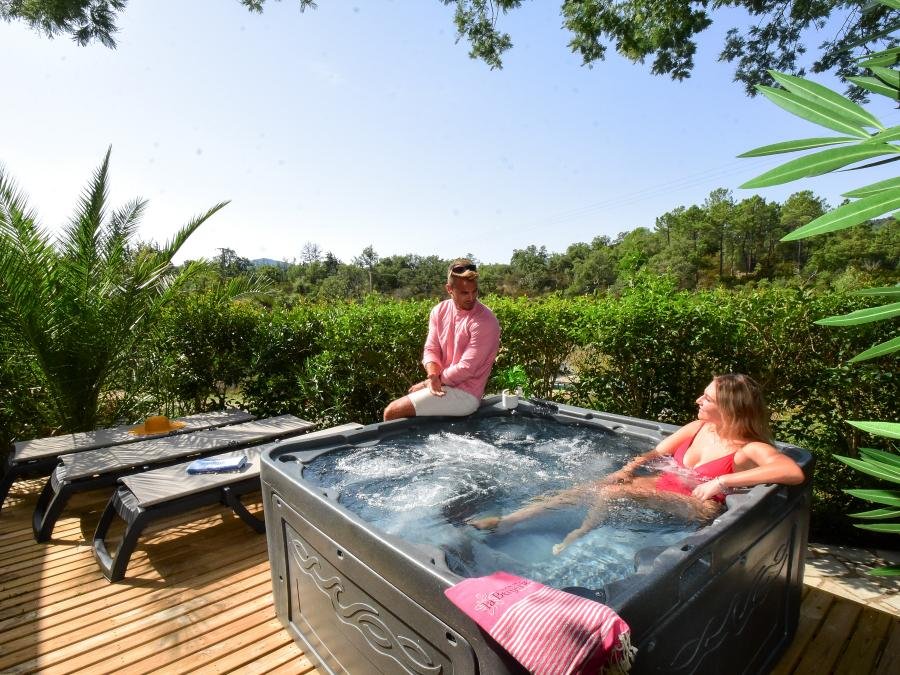 Camping Pas Cher vous présente avec son site Officiel campingpascher.fr, le Camping Domaine De La Bergerie classé 5 étoiles, situé sur la commune de Roquebrune Sur Argens dans le département Var (Provence Alpes Côte D'azur) en France. Le camping Domaine De La Bergerie, vous présente un hébergement de type mobil-home de 200 m² pour 6 personnes avec climatisation et télévision. Le camping Domaine De La Bergerie vous propose du sam. 12 septembre au sam. 19 septembre 2026 pour 7 nuits à 1339€. Cette location propose 22 dates différentes pour réserver votre séjour. Découvrez également les 23 autres gammes d'hébergements du camping. Les Avis clients pour le Camping Domaine De La Bergerie sont excellents avec une note moyenne de 8 sur 10. LacMer, Lagon, Parc aquatique, Piscine couverte, Piscine extérieure, Animations familiales, Club ados, Club enfants, Aire de jeux enfants, Canoë-kayak, Centre équestre, Court de padel en extérieur, Court de tennis, Golf, Jet-ski, Parcours sportif, Ping-pong, Plongée, Pétanque, Randonnée, Salle de fitness, Skatepark, Terrain de basketball, Terrain de beach-volley, Terrain de football, Terrain multisports, Tir à l’arc, Trampoline, Boulangerie, Plats à emporter, Restaurant, Snack/Bar, Station-service, Supermarché, Épicerie,... En savoir plus : cliquez-ICI.