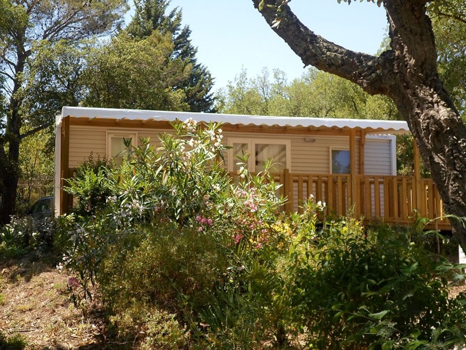 Camping Pas Cher vous présente avec son site Officiel campingpascher.fr, le Camping Domaine De La Bergerie classé 5 étoiles, situé sur la commune de Roquebrune Sur Argens dans le département Var (Provence Alpes Côte D'azur) en France. Le camping Domaine De La Bergerie, vous présente un hébergement de type mobil-home de 31 m² pour 2 personnes avec climatisation. Le camping Domaine De La Bergerie vous propose du sam. 29 août au sam. 05 septembre 2026, en promotion à -17% pour 7 nuits à 709 € au lieu de 856 € soit une Économie de 147 €. Cette location propose 57 dates différentes pour réserver votre séjour. Découvrez également les 25 autres gammes d'hébergements du camping. Les Avis clients pour le Camping Domaine De La Bergerie sont excellents avec une note moyenne de 8 sur 10. LacMer, Lagon, Parc aquatique, Piscine couverte, Piscine extérieure, Animations familiales, Club ados, Club enfants, Aire de jeux enfants, Canoë-kayak, Centre équestre, Court de padel en extérieur, Court de tennis, Golf, Jet-ski, Parcours sportif, Ping-pong, Plongée, Pétanque, Randonnée, Salle de fitness, Skatepark, Terrain de basketball, Terrain de beach-volley, Terrain de football, Terrain multisports, Tir à l’arc, Trampoline, Boulangerie, Plats à emporter, Restaurant, Snack/Bar, Station-service, Supermarché, Épicerie,... En savoir plus : cliquez-ICI.