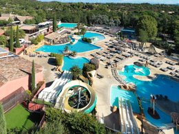 Camping Pas Cher vous présente avec son site Officiel campingpascher.fr, le Camping Domaine De La Bergerie classé 5 étoiles, situé sur la commune de Roquebrune Sur Argens dans le département Var (Provence Alpes Côte D'azur) en France. Le camping Domaine De La Bergerie vous propose un hébergement de type mobil-home de 33 m² avec climatisation (télévision). L'établissement vous propose 6 autres types d'hébergements. Découvrez tous nos séjours à petits prix dans la commune et aux alentours de Roquebrune Sur Argens du département : Var (Provence Alpes Côte D'azur). Les Avis clients pour le Camping Domaine De La Bergerie sont excellents avec une note moyenne de 8 sur 10. LacMer, Lagon, Parc aquatique, Piscine couverte, Piscine extérieure, Animations familiales, Club ados, Club enfants, Aire de jeux enfants, Canoë-kayak, Centre équestre, Court de padel en extérieur, Court de tennis, Golf, Jet-ski, Parcours sportif, Ping-pong, Plongée, Pétanque, Randonnée, Salle de fitness, Skatepark, Terrain de basketball, Terrain de beach-volley, Terrain de football, Terrain multisports, Tir à l’arc, Trampoline, Boulangerie, Plats à emporter, Restaurant, Snack/Bar, Station-service, Supermarché, Épicerie,... En savoir plus : cliquez-ICI.