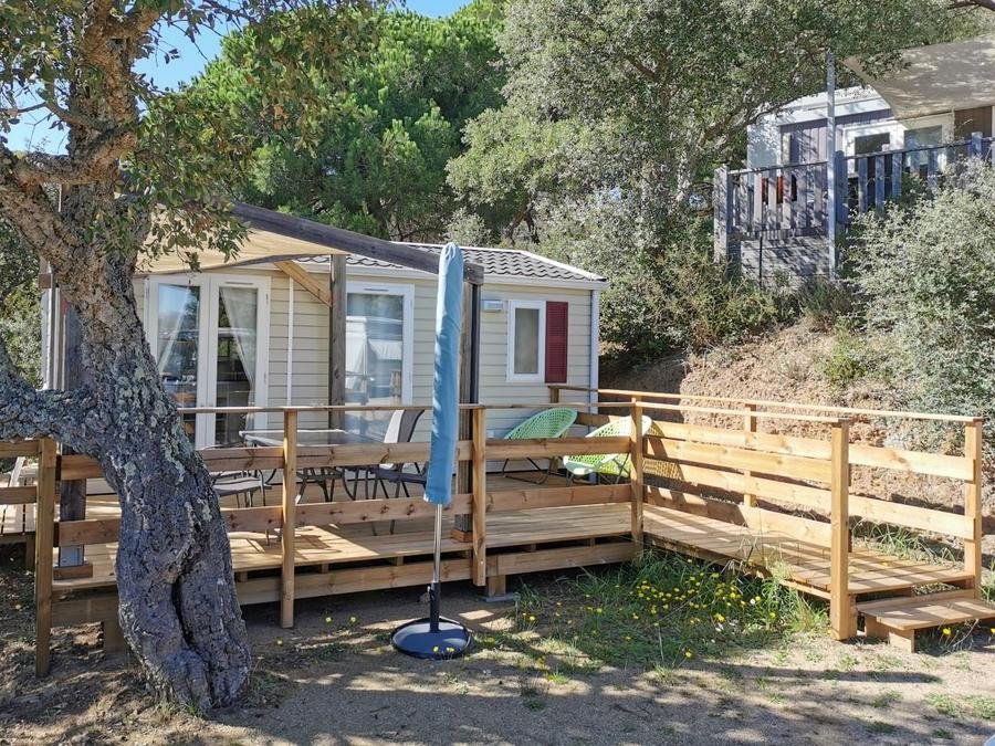 Camping Pas Cher vous présente avec son site Officiel campingpascher.fr, le Camping Les Lauriers Roses classé 4 étoiles, situé sur la commune de Fréjus dans le département Var (Provence Alpes Côte D'azur) en France. Le camping Les Lauriers Roses, vous présente un hébergement de type mobil-home de 24 m² pour 4 personnes avec climatisation. Le camping Les Lauriers Roses vous propose du sam. 06 juin au sam. 13 juin 2026 pour 7 nuits à 560€. Cette location propose 8 dates différentes pour réserver votre séjour. Découvrez également les 5 autres gammes d'hébergements du camping. Les Avis clients pour le Camping Les Lauriers Roses sont excellents avec une note moyenne de 8 sur 10. MerRivièreÉtang, Piscine chauffée, Piscine extérieure, Aire de jeux enfants, Baby-foot, Canoë-kayak, Centre équestre, Court de tennis, Golf, Parcours sportif, Ping-pong, Piscine, Plongée, Pétanque, Randonnée, Terrain de volley-ball, Terrain multisports, Voile, Bar, Boulangerie, Restaurant, Supermarché, Épicerie,... En savoir plus : cliquez-ICI.